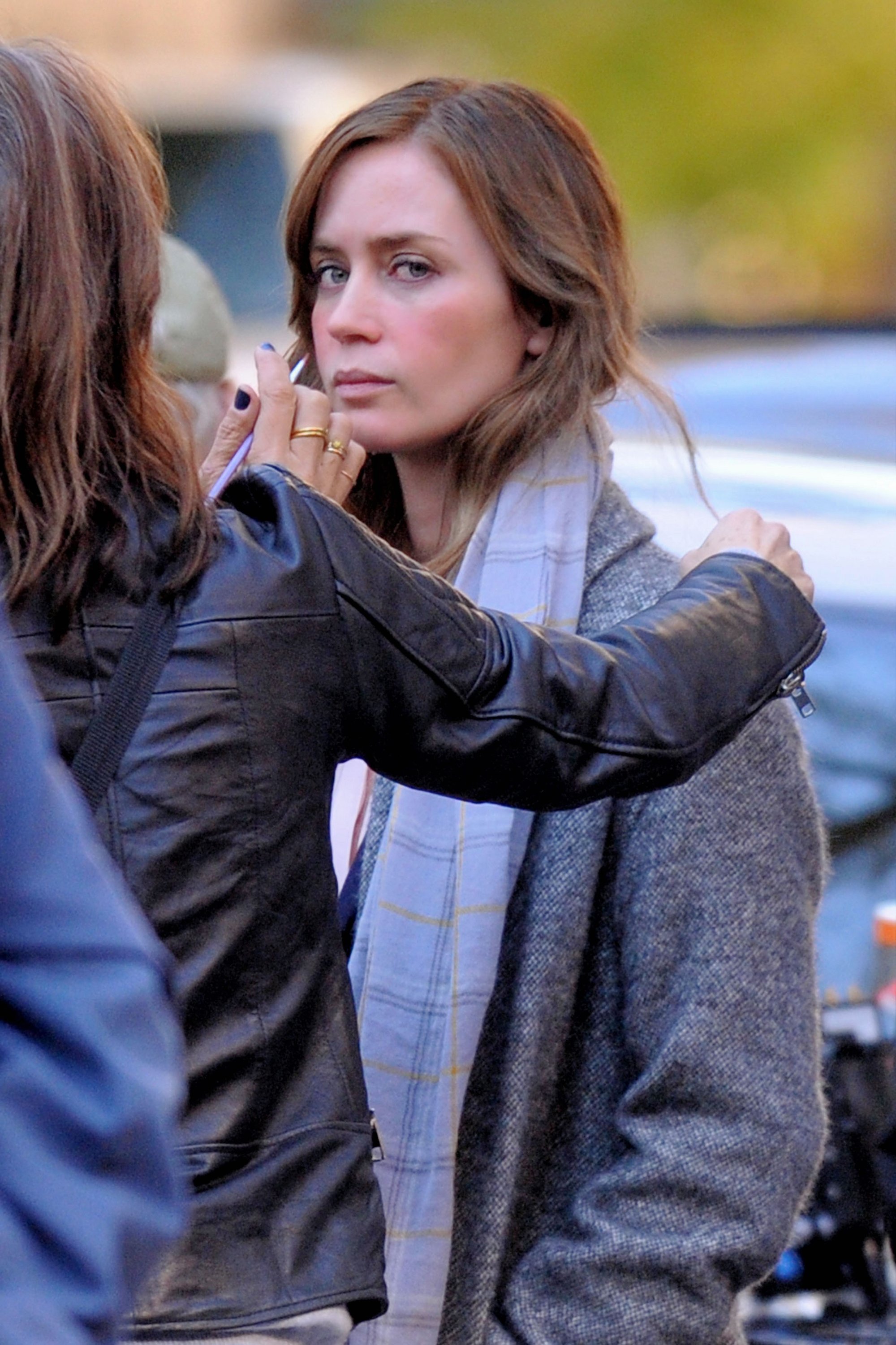 emily-blunt-the-girl-on-the-train-on-set-003.jpg
