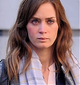 emily-blunt-the-girl-on-the-train-on-set-026.jpg